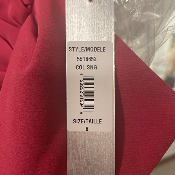 Wedding dress never worn - Picture 3 of 3